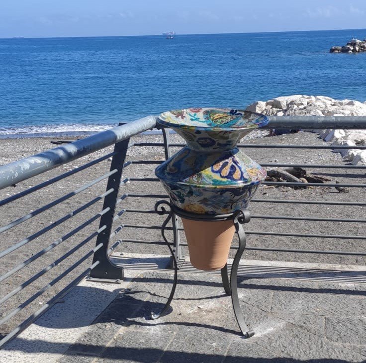 Installate ad Atrani le opere ceramiche “Amare Nostrum – progetto vasi d’a…mare”