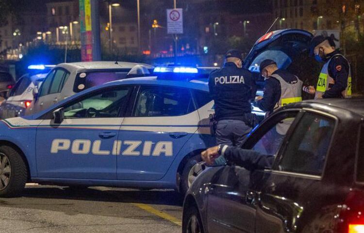 Salerno, continuano i controlli sulla movida: 5 persone multate senza mascherina