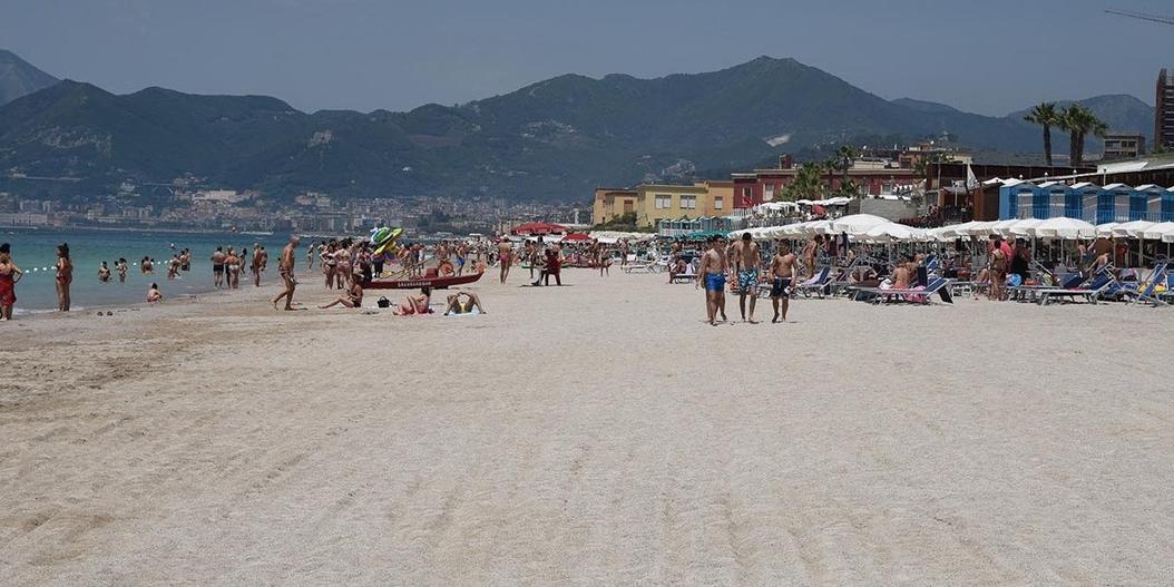 Salerno, blitz sul lungomare: sequestrati lettini e ombrelloni abusivi