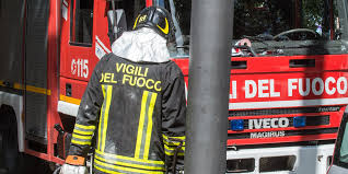 Mercato San Severino, vigili del fuoco spengono vasto incendio