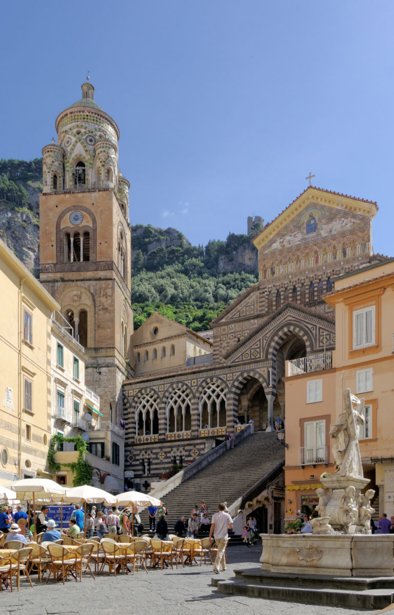 Amalfi, il nuovo piano: “Stop immediato alla sosta dei bus turistici in città”
