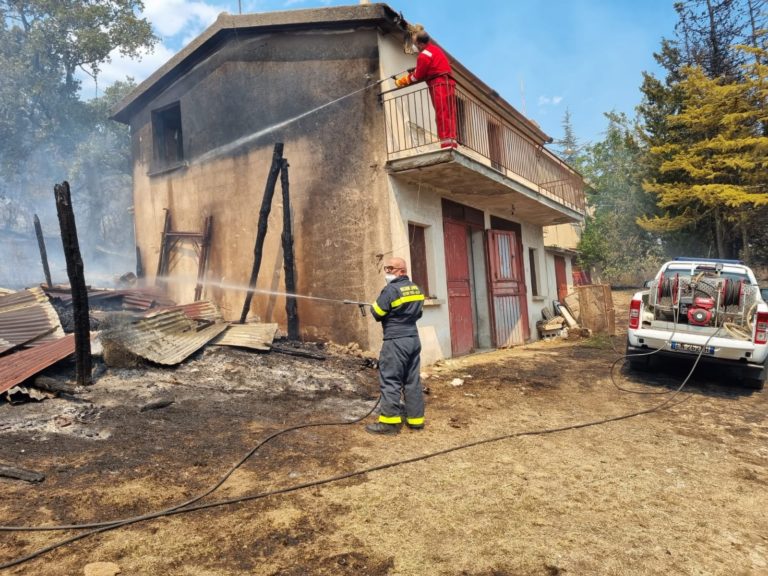 Incendio a Caggiano, testimone incastra volontario piromane: disposti i domiciliari