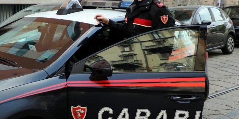 Polla, disturba negozianti e persone poi aggredisce carabinieri: arrestato