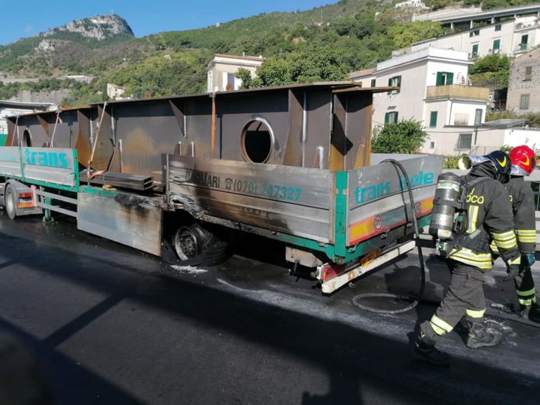 Ruote di un camion a fuoco sul viadotto Gatto: traffico in tilt