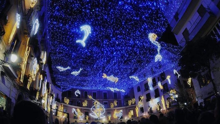 A Salerno è già Natale: parte l’istallazione di Luci d’Artista. Taglio del nastro a novembre
