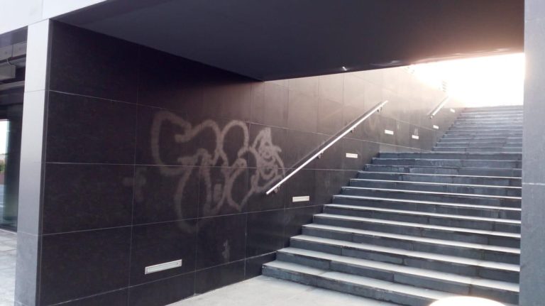 Graffiti a Piazza della Libertà: per il Comune costano 5mila euro