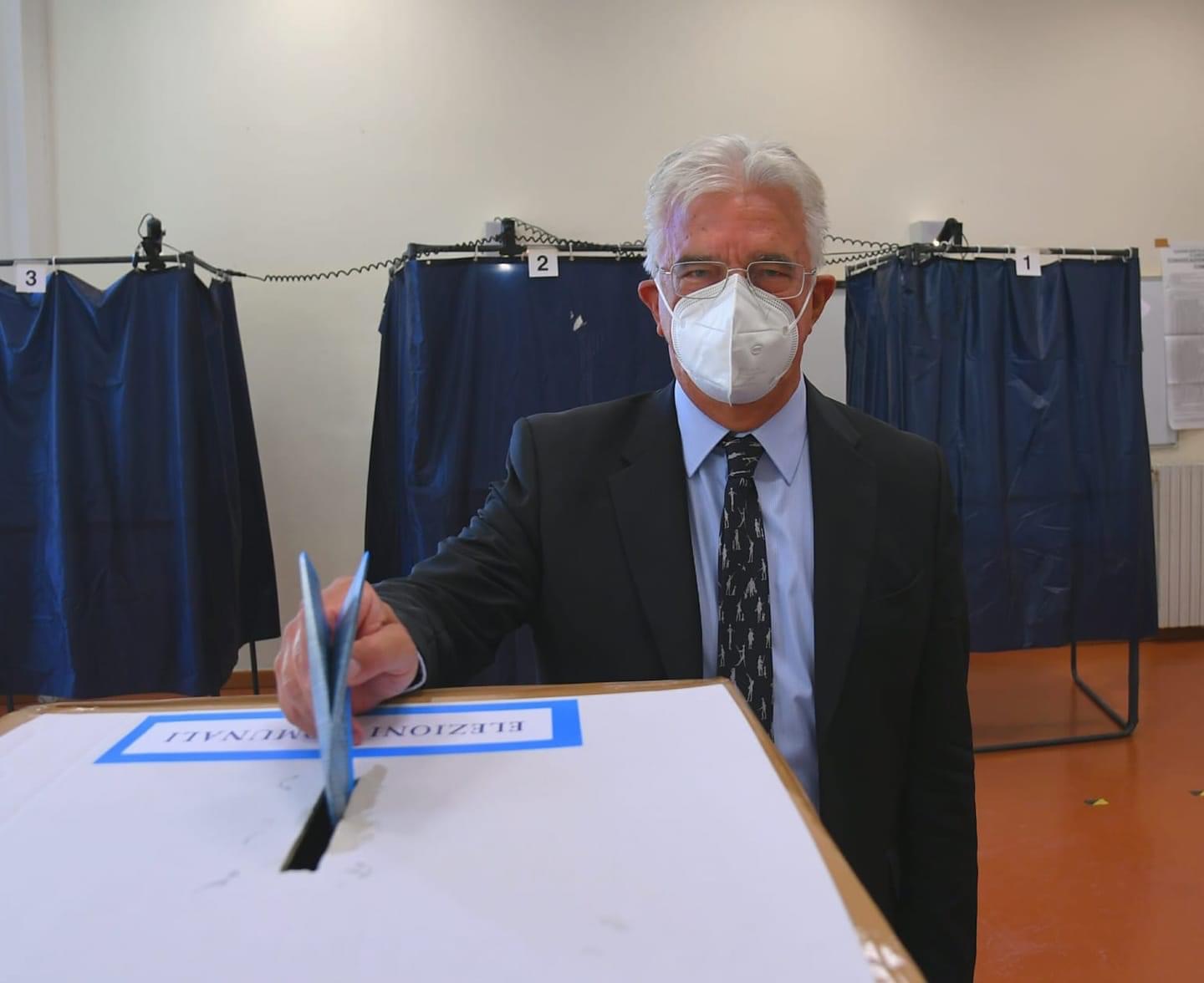 I candidati sindaci alle urne: Napoli e Sarno votano in mattinata