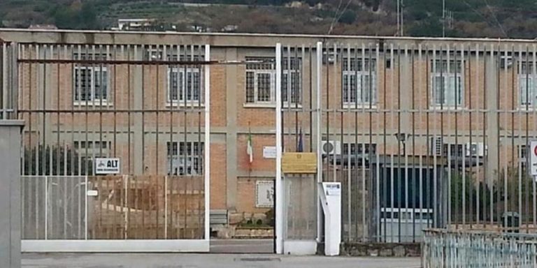 Salerno, donna incinta prova a consegnare droga al compagno in carcere: fermata