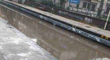 Maltempo a Salerno e in Costiera: strade e sottopassi allagati. Treni fermi a Scafati