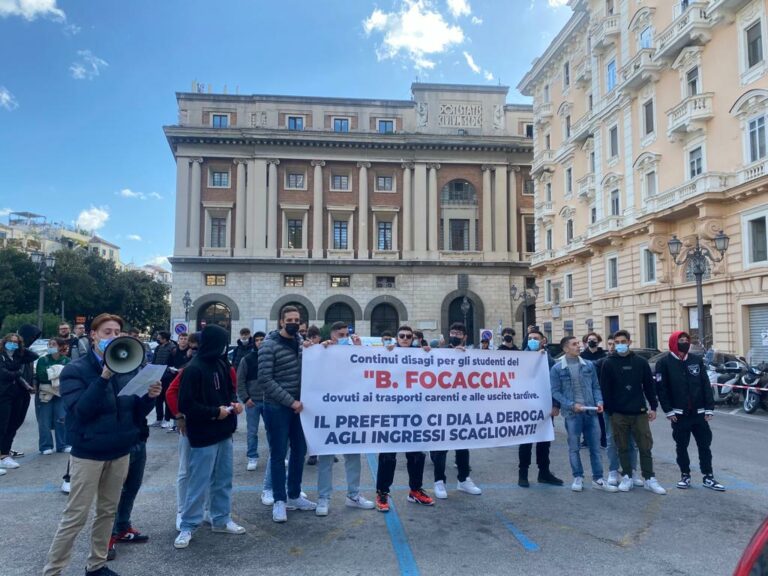Salerno, lunghe attese davanti alle fermate dei bus: studenti del ‘Focaccia’ protestano