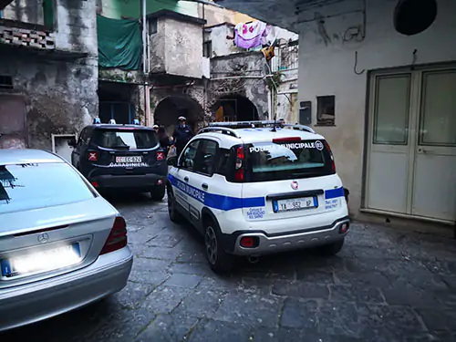 San Marzano sul Sarno, scoperti garage affollati di extracomunitari irregolari: blitz di municipale e carabinieri