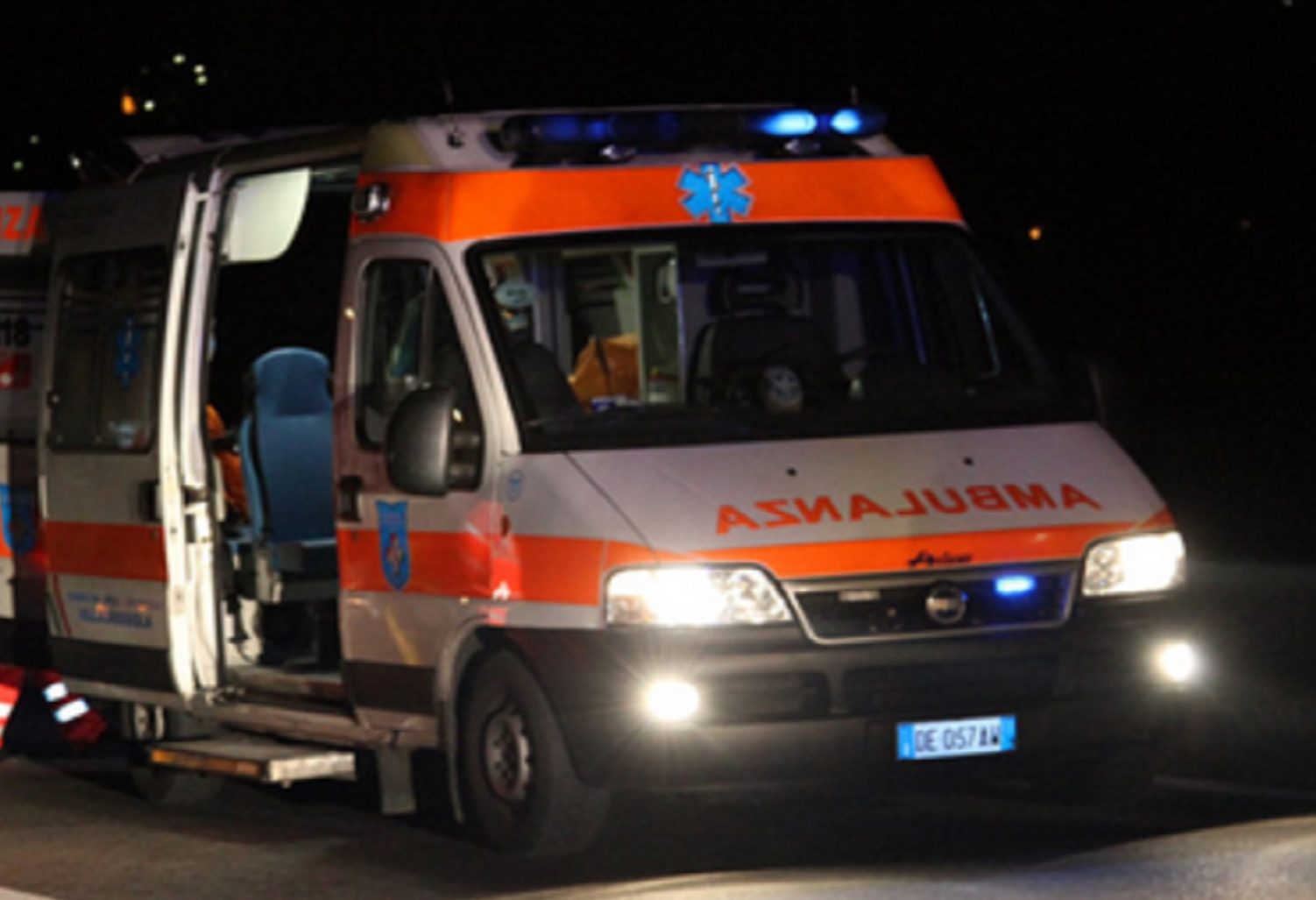 Grave incidente stradale a Teggiano: perdono la vita due giovani, cinque le persone ferite
