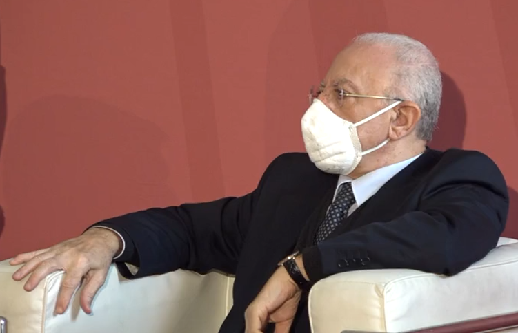 Covid, ordinanza del presidente De Luca: mascherina obbligatoria in ospedali e Rsa