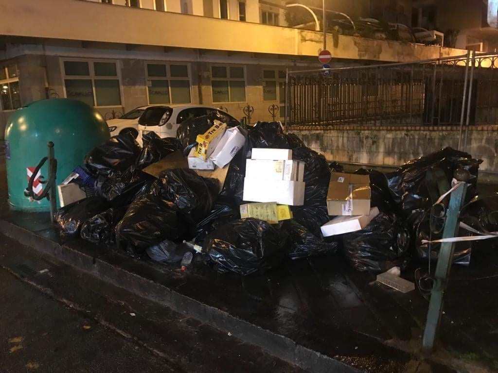 Napoli ai commercianti dopo blitz Municipale: “Conferire correttamente i rifiuti”