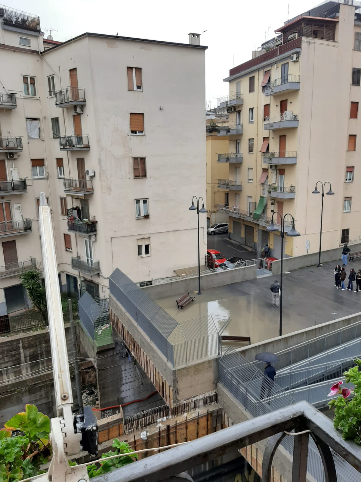 Piove e il Trincerone est si trasforma in piscina. Fdi: “Specchio dell’amministrazione a guida Napoli”