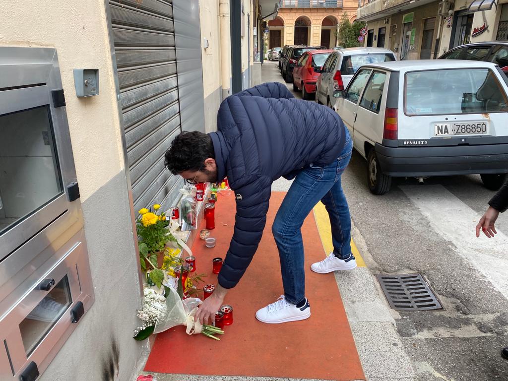 Femminicidio a Pontecagnano, fiori davanti al coiffeur. Al Ruggi Caccavale lotta per rimanere in vita