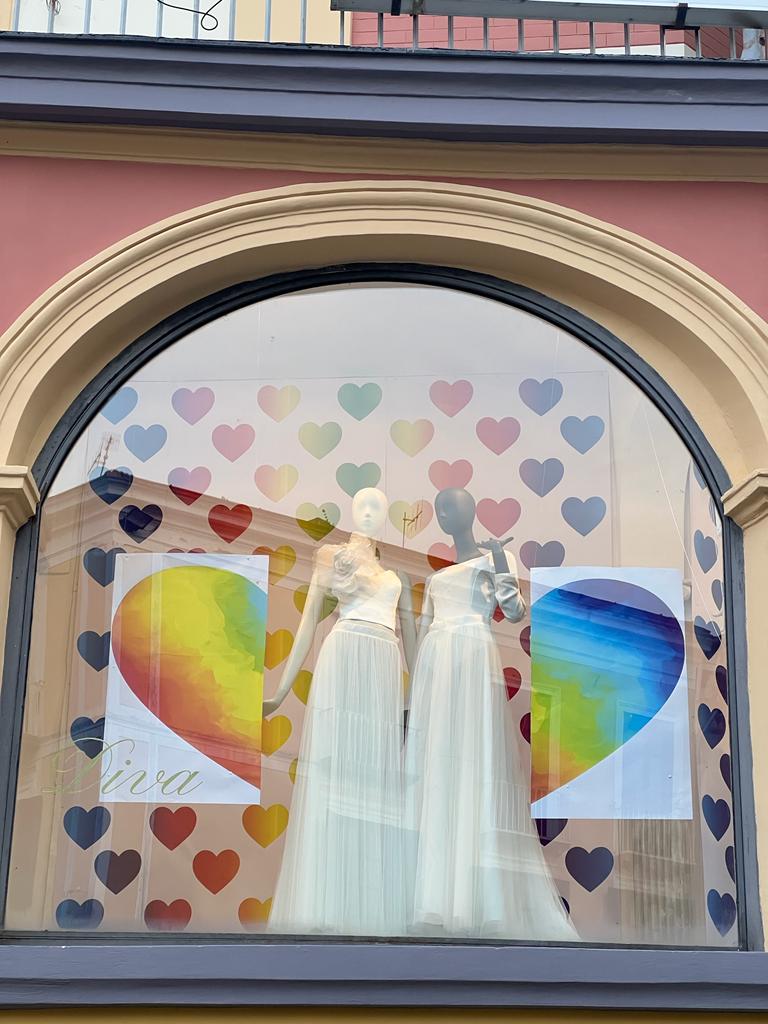 I sette colori dell’arcobaleno tra gli abiti bianchi dell’Atelier Diva: a Salerno ecco le vetrine per la pace