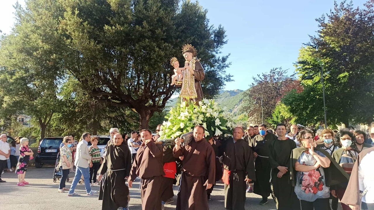 Cade alla processione e batte la testa: muore 69enne a Giffoni Valle Piana