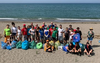 Retake Salerno: stamattina raccolta rifiuti in spiaggia a via Allende