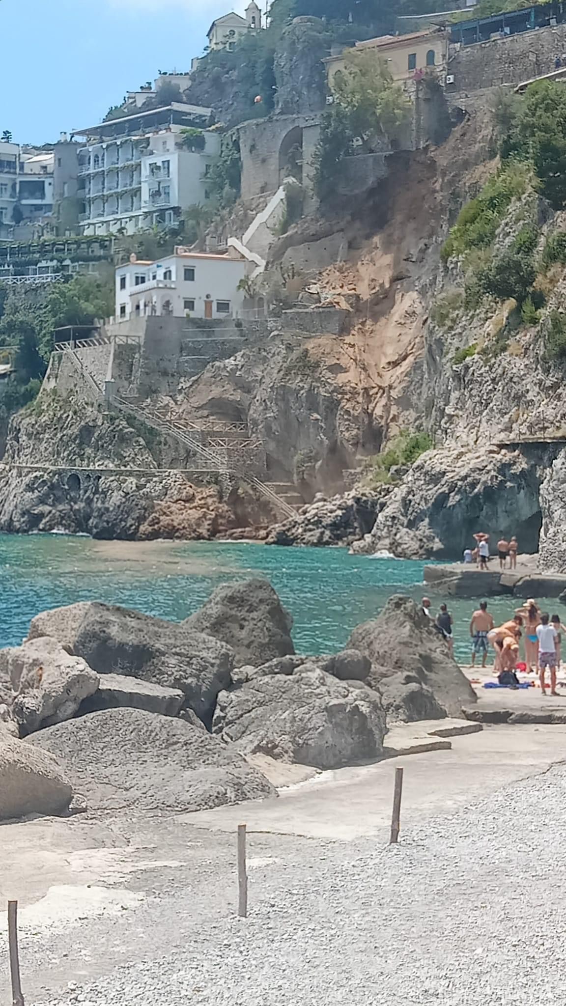 [VIDEO] Frana ad Amalfi, nessuna persona coinvolta, vigili del fuoco al lavoro