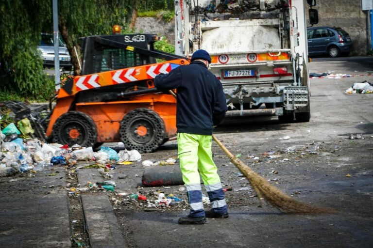 Salerno il benvenuto ai turisti tra i rifiuti, Federalberghi e Balneari: “è urgente l’incontro con Salerno Pulita”