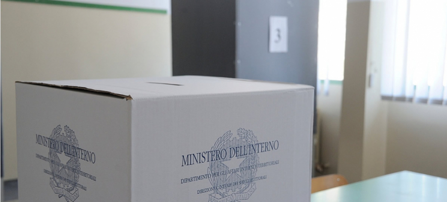 Foto alla scheda all’interno della cabina elettorale, identificato un uomo in una sezione della zona orientale di Salerno