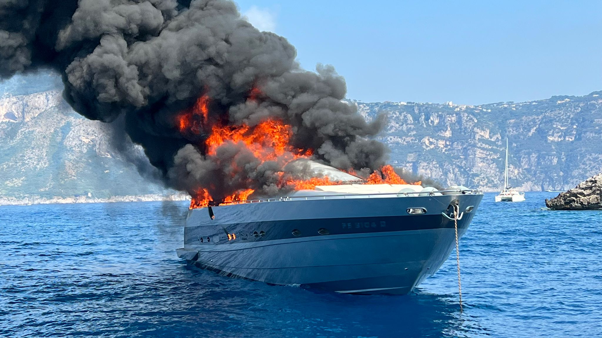 [VIDEO] Isola de Li Galli, barca in fiamme