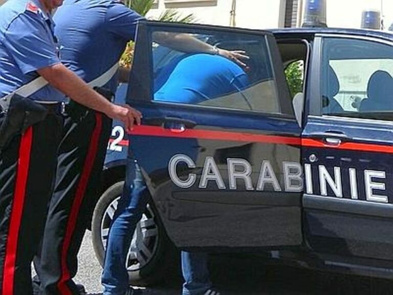 Tenta di rubare l’auto minacciando il proprietario con un bastone: arrestato dai Carabinieri