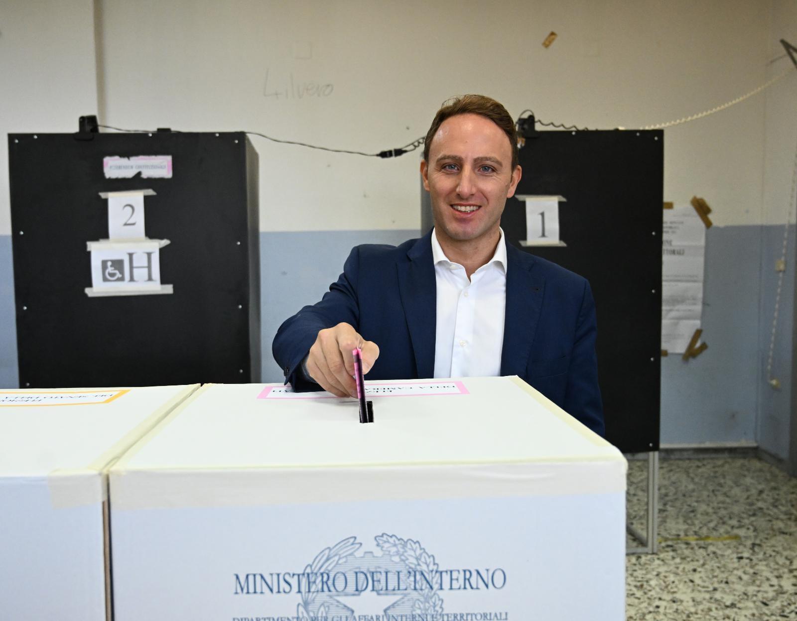 Piero De Luca al seggio: “Ogni elezione è un momento di festa per la democrazia”