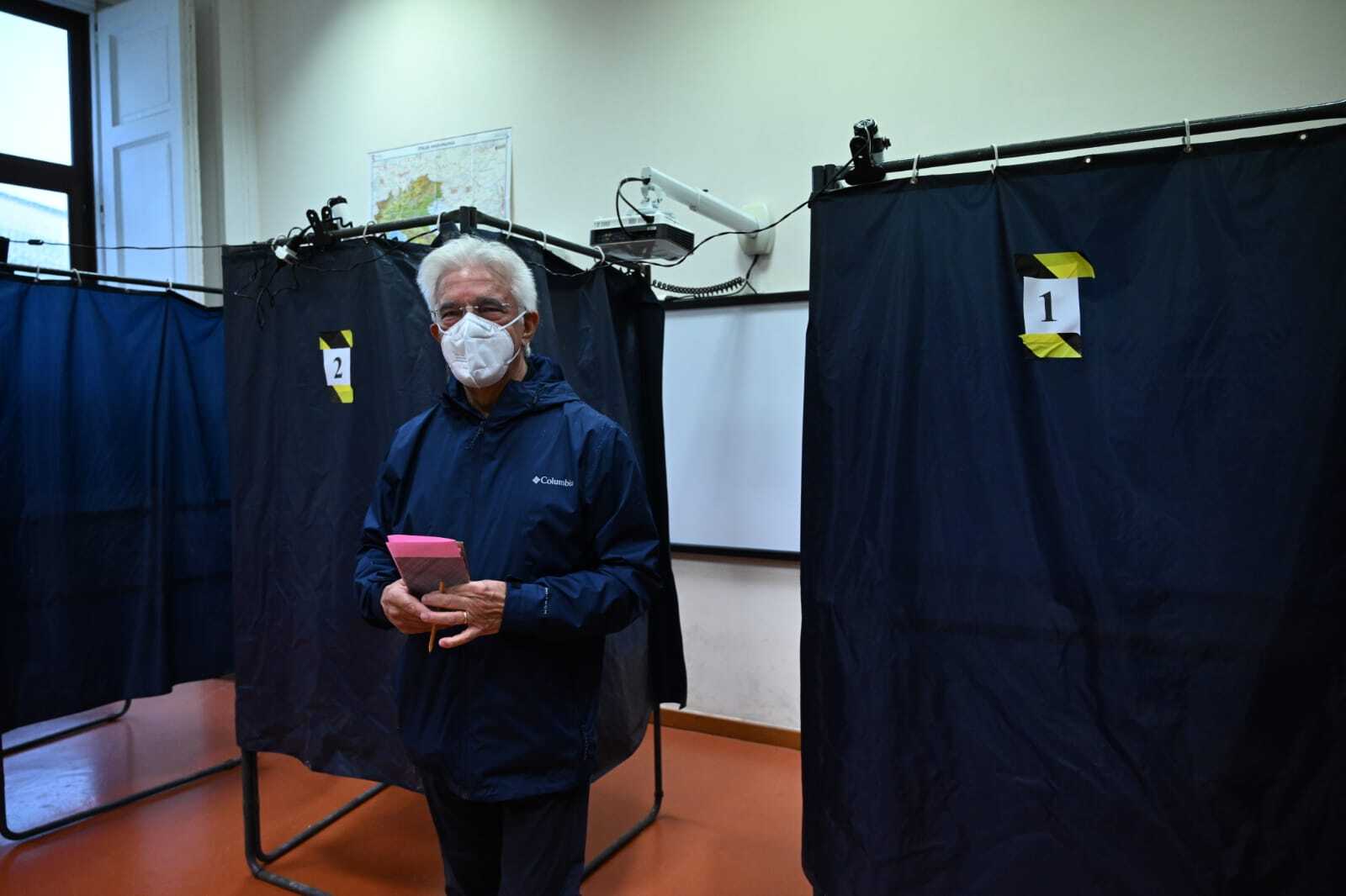 Il sindaco Enzo Napoli vota al Convitto Nazionale
