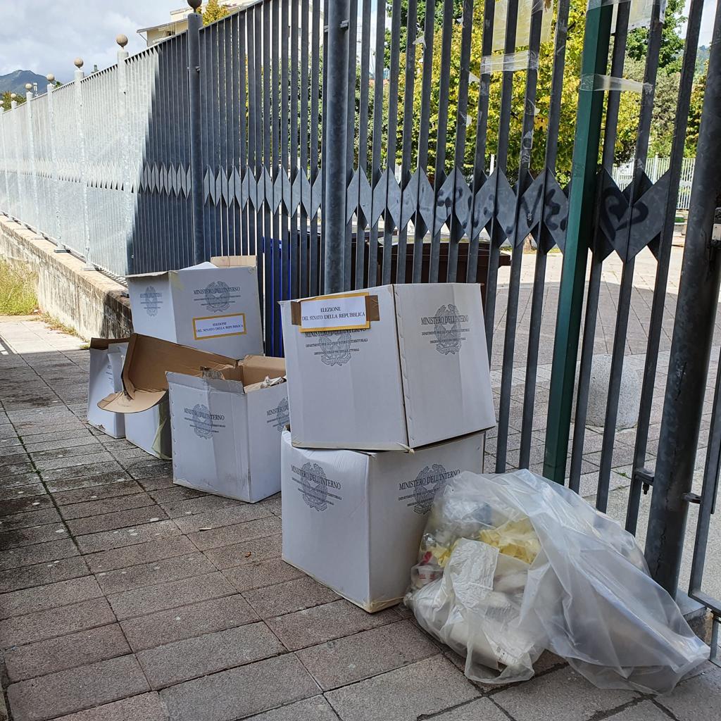 Salerno, brandine e rifiuti nei seggi elettorali, Cgil: a rischio salute di alunni e personale