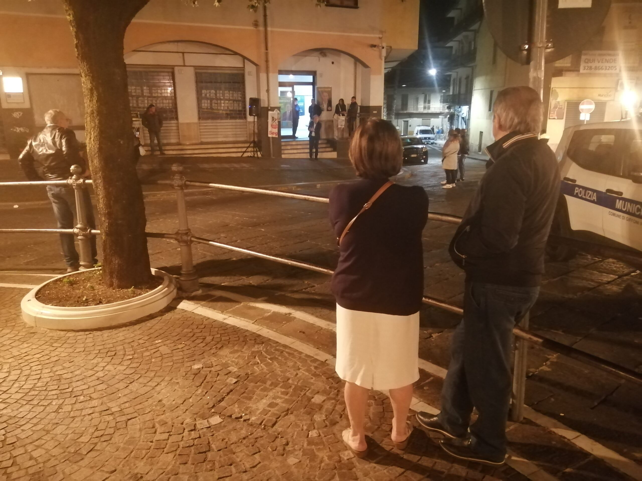 Giffoni, Giuliano chiude la campagna elettorale mentre i commercianti spengono le luci contro il caro-bollette