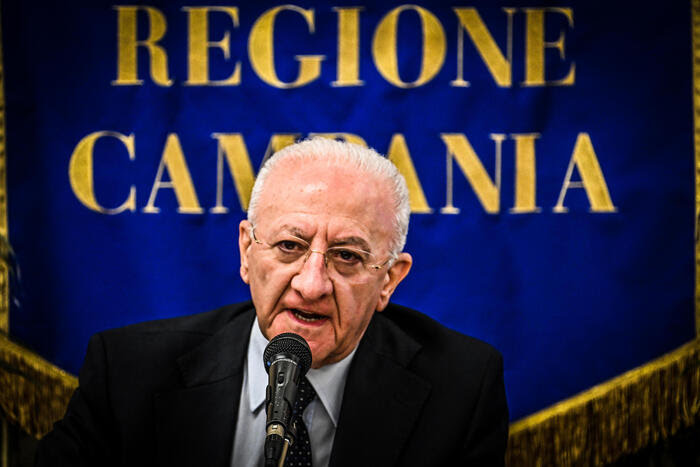 Campania, De Luca conferma l’obbligo delle mascherine nelle strutture sanitarie