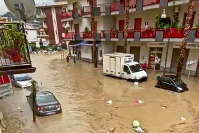 Bomba d’acqua nel Cilento: a Castellabate tre famiglie evacuate