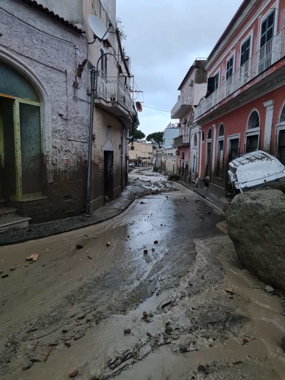 Ischia, De Luca: insieme a ricerca dispersi c’è emergenza abitativa per 150 famiglie