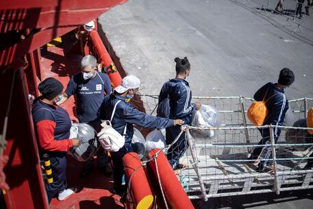 La Geo Barents con 248 migranti a bordo attraccherà domattina a Salerno