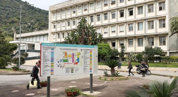Furbetti del cartellino, due infermieri sospesi a Salerno
