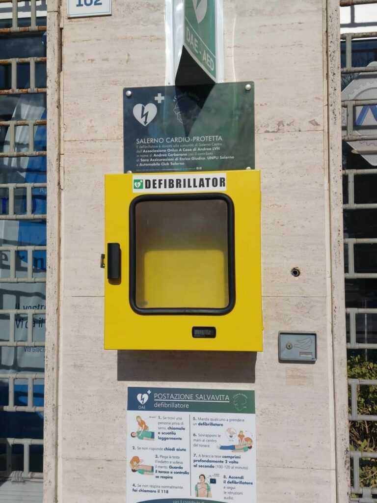 Nel centro di Salerno rubato un defibrillatore