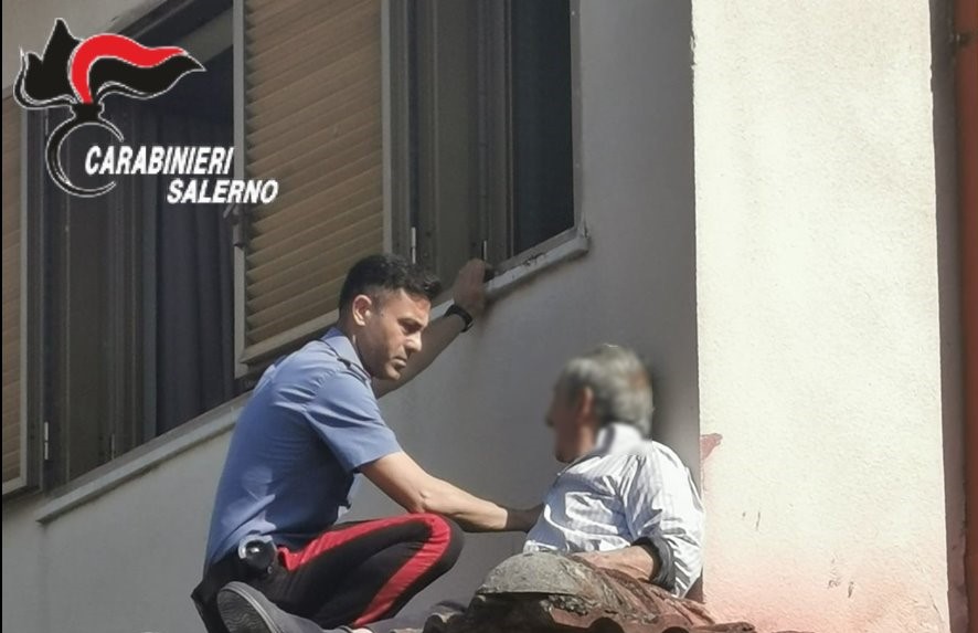 Montecorvino Rovella: 81enne in pericolo di vita su un cornicione salvato dai Carabinieri