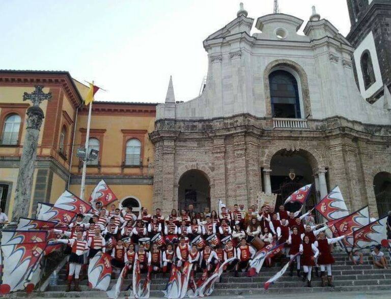 Gemellaggio culturale tra Regione Toscana e Vietri sul mare con le bandiere degli Sbandieratori Cavensi