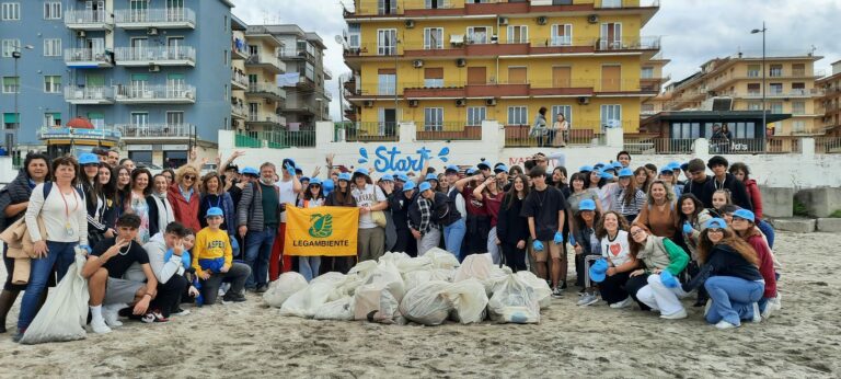 Salerno, “Clean-up day” in spiaggia: il sodalizio ‘Green’ tra Liceo “F. De Sanctis”, Legambiente e Salerno Pulita