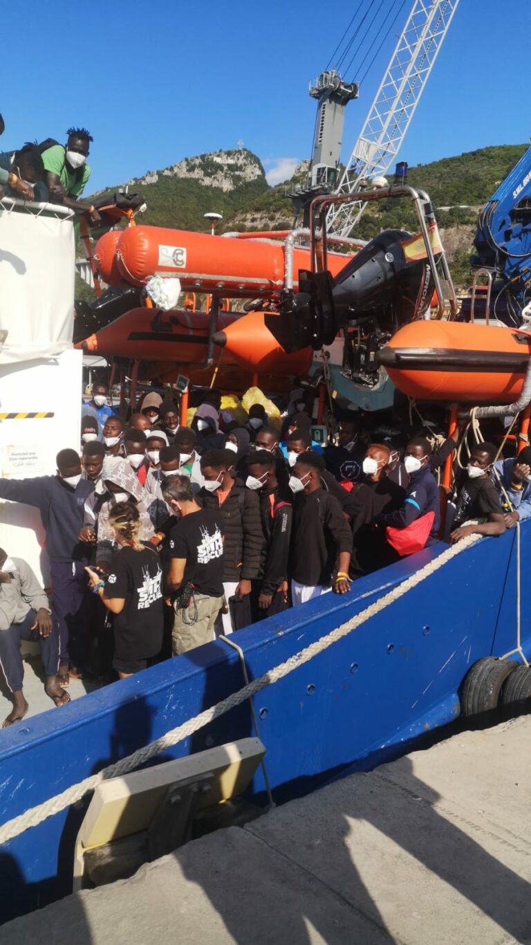 Migranti: in 172 sbarcano a Salerno da nave Ong: tra loro 55 minori non accompagnati
