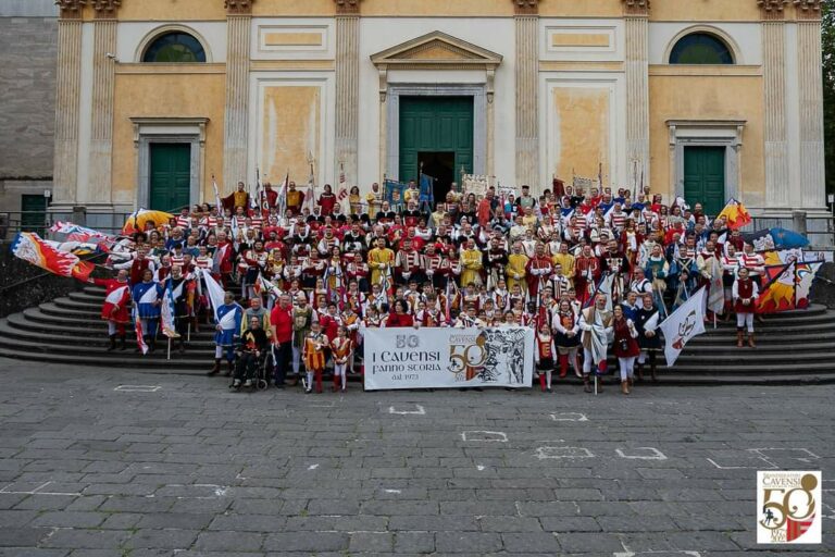50° anniversario Sbandieratori Cavensi: una due giorni di storia, cultura e tradizione