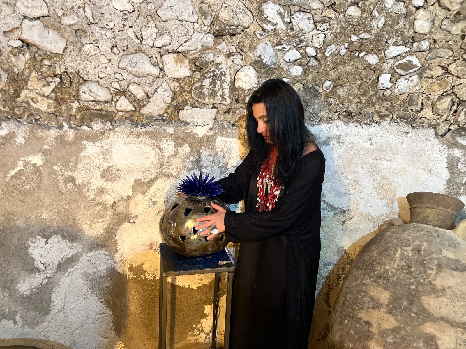Storia, luci e colori del Mediterraneo nelle ceramiche dell’artista cavese Annamaria Panariello in mostra alla Faenzera di Amalfi