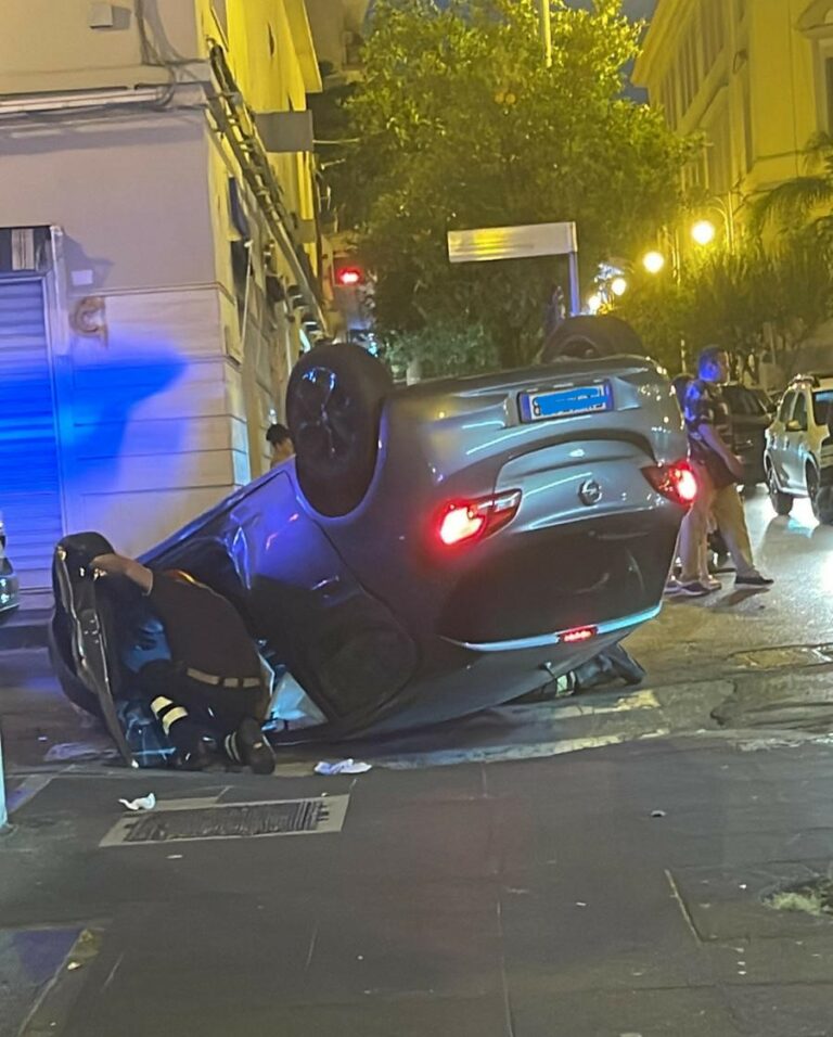 Salerno, incidente in centro, auto si ribalta a Piazza San Francesco