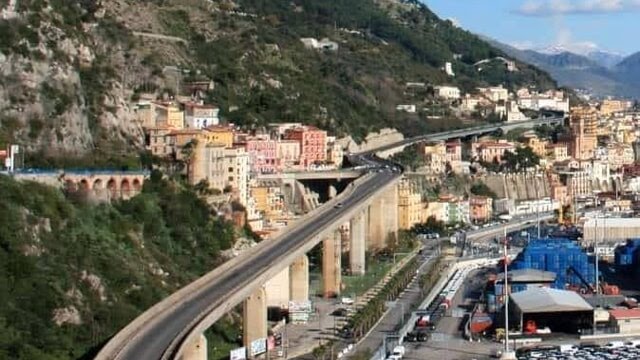 Salerno, lavori sul Viadotto Gatto: vigile investito da un’auto finisce in ospedale