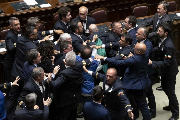 Rissa alla Camera sull’autonomia, colpito il deputato M5s Donno